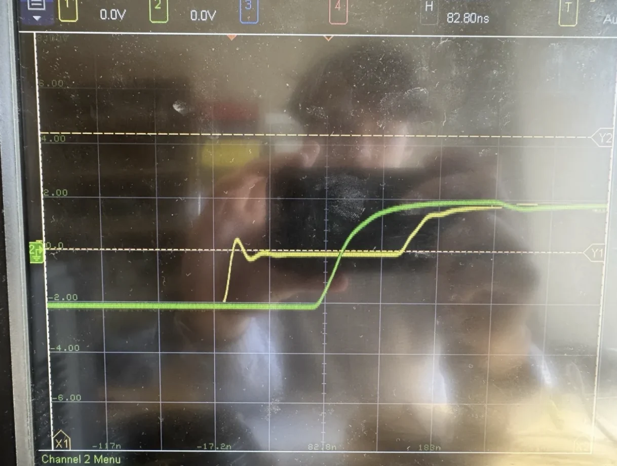 Oscilloscope traces showing propagation delay and a reflected step